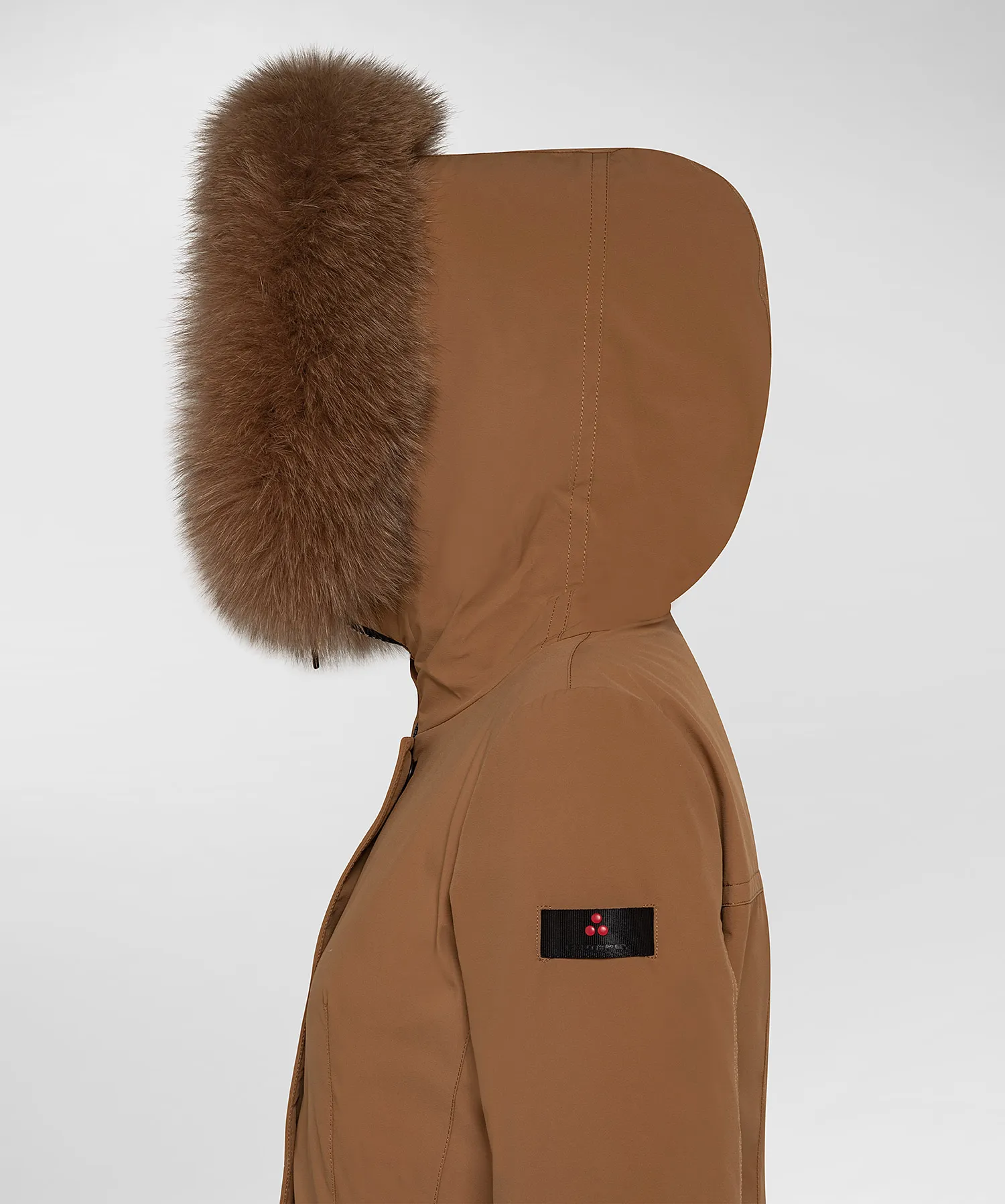 Giacca slim con pelliccia in tono colore